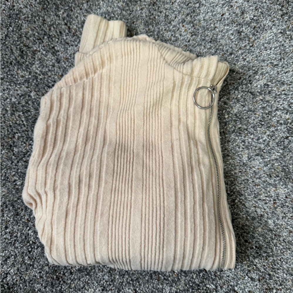 Beige Cropped Zip-Up! - Picture 8 of 8